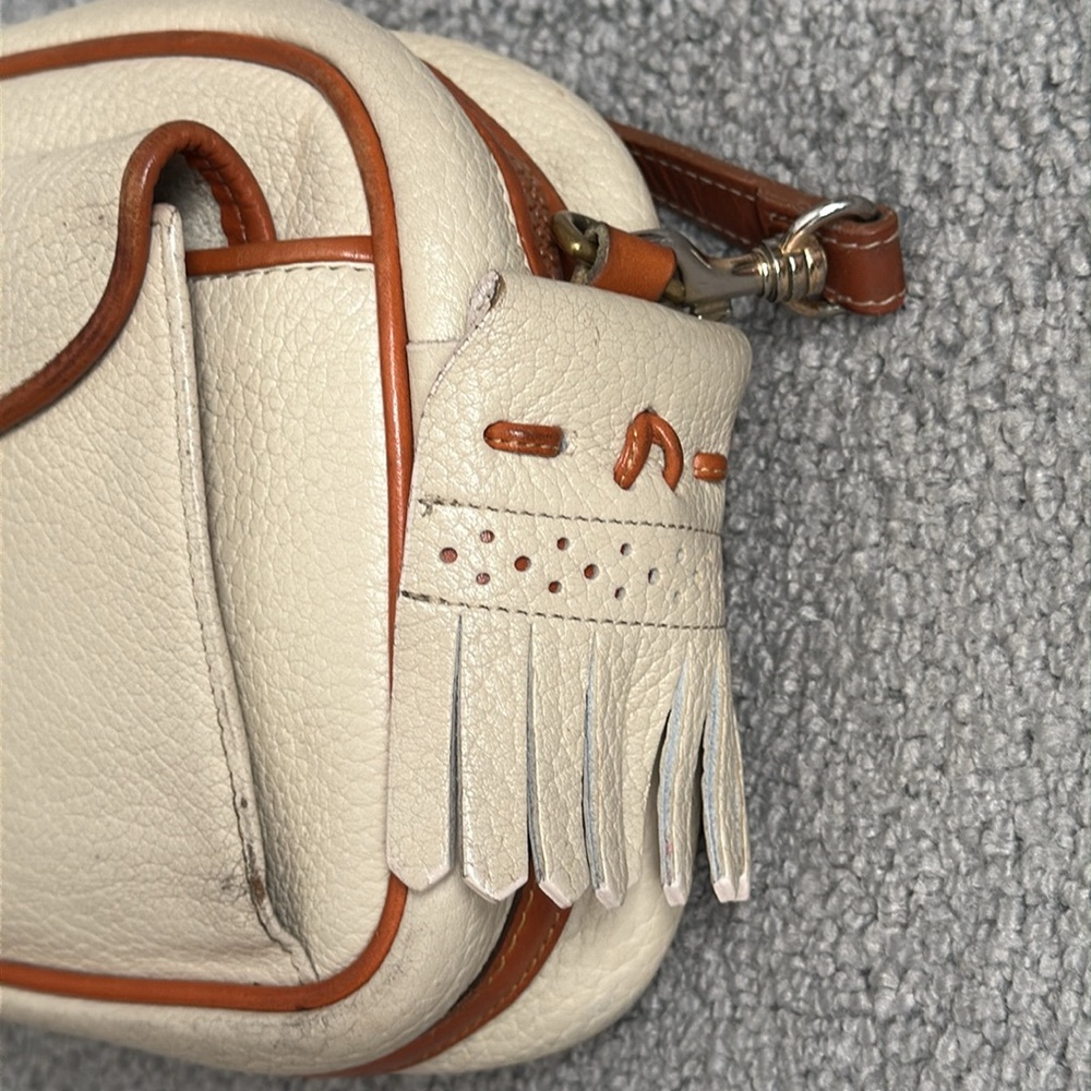 Rare-Vintage Dooney & Bourke Cream & Brown Leather Kitty Crossbody Bag. - Picture 4 of 14